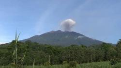Gunung Raung Bergemuruh dan Keluarkan Cahaya Api, PVMBG: Itu Fenomena Biasa
