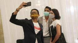 Gaya Arya Saloka dan Amanda Manopo Foto Bareng Sandiaga Uno saat TikTok Awards