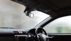Pandangan Terganggu di Musim Hujan, Perhatikan Kondisi Kaca Film Mobil
