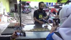 Video Burger Unik Berbumbu Rayuan Gombal di Makassar