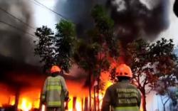 Puluhan Kios Onderdil Motor di Jalan Soekarno Hatta Bandung Ludes Terbakar