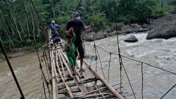 Warga Garut Nekat Melintasi Jembatan Gantung yang Rusak<
