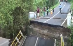 Video Jembatan di Gunungkidul Ambles Diterjang Banjir 