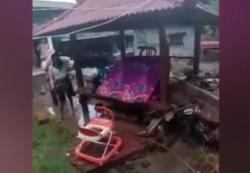 Video Evakuasi Warga saat Banjir Terjang Lombok Barat