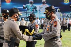 Kapolda Jateng Sematkan Pin Emas Kapolri kepada Dirnarkoba atas Sejumlah Prestasi <