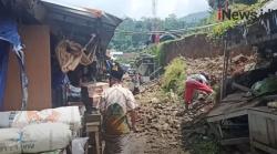 Video Tebing 4 Meter Longsor, Puluhan Lapak Pedagang Pasar Paninggaran Pekalongan Tertimbun