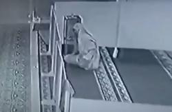 Terekam CCTV, Pencuri Pakai Mukena Gasak Kotak Amal Masjid di Kepahiang