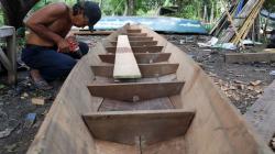 Membuat Perahu Tradisional Berbahan Kayu Bangkirai