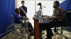 Melihat Penyandang Disabilitas Mengurus Pembuatan SIM di Satpas Colombo Surabaya
