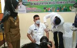 Wabup Muratara dan Istri Penerima Suntikan Pertama Vaksin Sinovac<