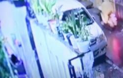 Video Dua Pria Gasak Sepasang Spion Mobil di Matraman