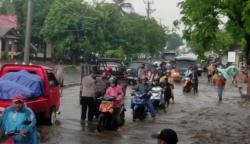 Video Ratusan Rumah di Sikka NTT Terendam Banjir, Warga Adang Bupati Melintas