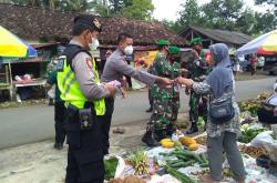Tekan Kasus Covid-19, Polda DIY Bagikan 20.050 Masker kepada Masyarakat  