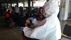 Sopir, Penumpang, dan Pedagang di Terminal PAB Cimahi Jalani Rapid Test Antigen<