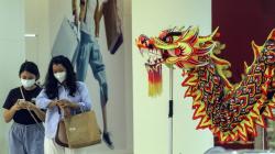 Pusat Perbelanjaan Mulai Dihiasi Pernak-pernik Imlek