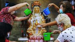 Ritual Cuci Patung Dewa Jelang Tahun Baru Imlek