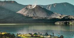 4 Pemandangan Danau di Atas Gunung, Nomor 2 Takjub Ada Masjid Berlapis Emas 