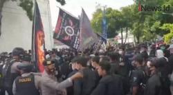 Video Ratusan Pendekar PSHT Bentrok dengan Aparat di PN Karanganyar