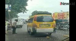 Video Viral Polwan Cantik Bantu Nenek Naik Angkot di Palembang