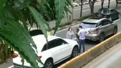 Terekam Kamera, Dua Pengendara Mobil Mewah Adu Mulut di Jalan Pramuka