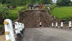 Jembatan Penghubung Cirebon-Kuningan Ambruk, Warga Dua Desa Terisolasi<