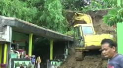 Bukit Longsor Timpa Satu Rumah di Kendal, Suara Gemuruh Semula Dikira Tikus 