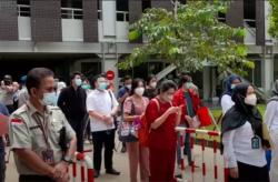 Video Tenaga Medis Rela Antre hingga Berangkat Subuh Demi Ikut Vaksin Massal