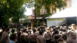 Sidang Penganiayaan oleh Tokoh PSHT Karanganyar Diwarnai Bentrok, Polisi Tembakkan Gas Air Mata