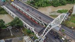 Penampakan dari Udara Jembatan Perbatasan Pekalongan-Pemalang Amblas 2 Meter