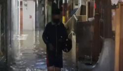 Video Luapan Sungai Ciliwung Rendam Pemukiman Warga di Jatinegara Jaktim