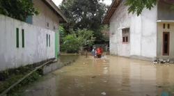 Video Tanggul Jebol, Banjir Setinggi 1 Meter Rendam Ratusan Rumah di Tangerang