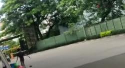 Video Remaja 25 Tahun Jalan sambil Todongkan Senjata Bagai Film Koboi Ditangkap Warga