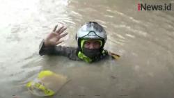 Video Polisi Nekat Patroli di Lokasi Terdalam Banjir Semarang