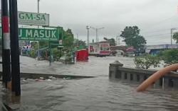Video Jalan Menuju Rumah Sakit di Semarang Tergenang Banjir