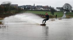 Pria Ini Asyik Main Selancar Air di Tengah Banjir Frankfurt Jerman