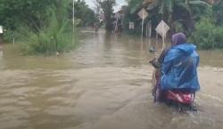 Video Banjir Rendam 12 Kecamatan di Bekasi