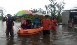 Semarang Masih Banjir, Tim SAR-Ditpolairud Polda Jateng Berjuang Keras Evakuasi Warga 