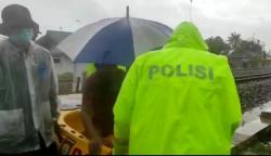 Dramatis, Polisi Berjibaku Evakuasi Puluhan Warga Terjebak Banjir di Kota Pekalongan