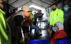 Cek Dapur Umum Banjir Semarang, Ganjar: Tidak Boleh Ada yang Kelaparan Ya<