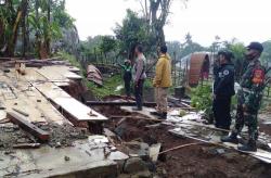 Tanah di Tegalwaru Purwakarta Bergerak, Sejumlah Rumah Rusak Parah<