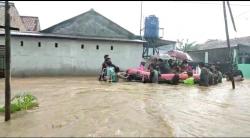 Banjir 1,5 Meter Rendam Permukiman di Karawang, Warga Terpaksa Mengungsi<