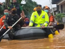 Antisipasi Covid-19 pada Korban Banjir Karawang, TNI dan Polri Pecah Lokasi Pengungsian<