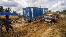 Jalan Nasional Rusak Parah akibat Banjir Kalsel, Banyak Truk Terjebak hingga 3 Hari