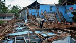 Tanah Bergerak di Desa Girimukti Garut, Rumah dan Bangunan Ambruk