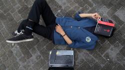 Mahasiswa Surabaya Tiduran di Halaman Kampus Desak Biaya Kuliah Dipotong