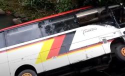 Sebagian Besar Penumpang Tidur saat Bus Pemkab Agam Masuk Sungai di Madina