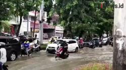Video Jalan Bungur Besar Raya di Depan PN Jakpus Tergenang Banjir, Lalu Lintas Tersendat