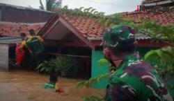 Video Yonif Para Raider Kostrad Kerahkan Tim Evakuasi Bantu Korban Banjir Karawang<