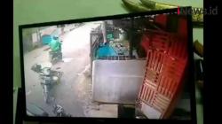 Rekaman CCTV Pencuri Sekantong Daging Berjaket Ojol di Palembang<
