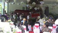 Berduka, Dewi Soekarno Ikuti Proses Kremasi Menantu di Bali